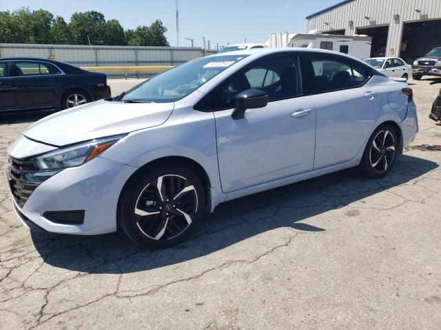  NISSAN VERSA 2024 Szary