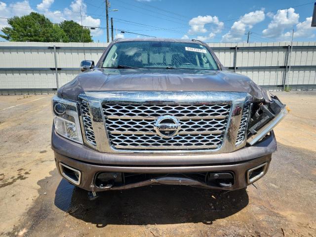  NISSAN TITAN 2017 Brązowy
