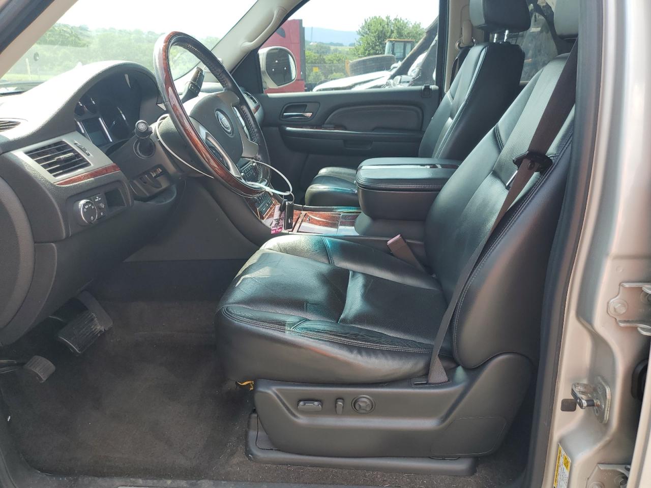 2008 Cadillac Escalade Luxury VIN: 1GYFK638X8R245558 Lot: 64428505