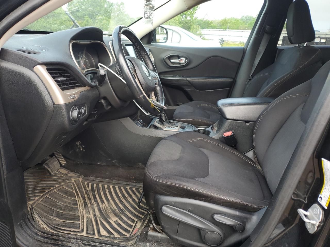 2015 Jeep Cherokee Latitude VIN: 1C4PJLCS9FW643687 Lot: 66449525