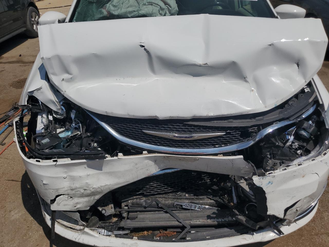 2019 Chrysler Pacifica Touring L VIN: 2C4RC1BG4KR592896 Lot: 65244575