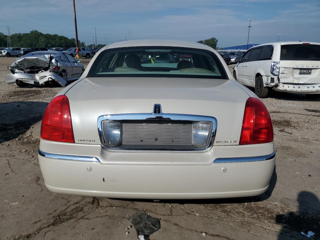 2004 Lincoln Town Car Executive VIN: 1LNHM81W94Y680797 Lot: 64132755