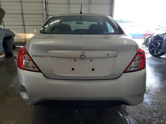  NISSAN VERSA 2015 Srebrny