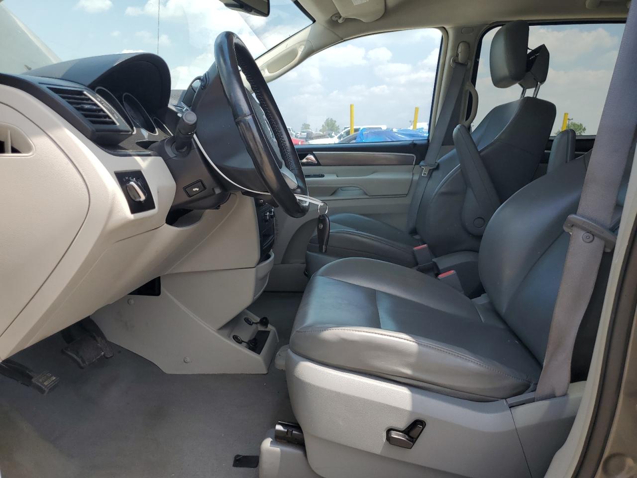 2010 Volkswagen Routan Se VIN: 2V4RW3D18AR295615 Lot: 63688075