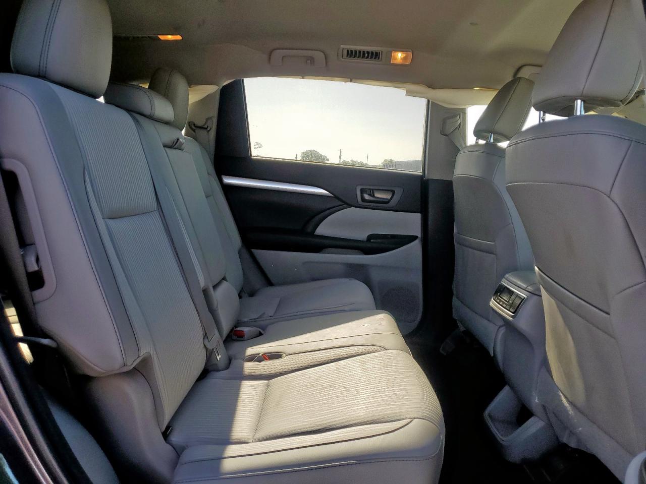 2018 Toyota Highlander Le VIN: 5TDZZRFH2JS239840 Lot: 64472425