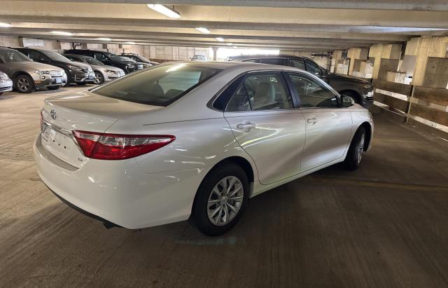Sedans TOYOTA CAMRY 2017 Biały