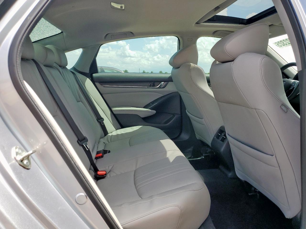 VIN: 1HGCV2F97JA043974 2018 HONDA ACCORD
