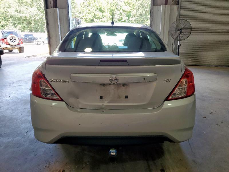  NISSAN VERSA 2018 Srebrny