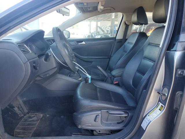 Sedans VOLKSWAGEN JETTA 2014 Szary