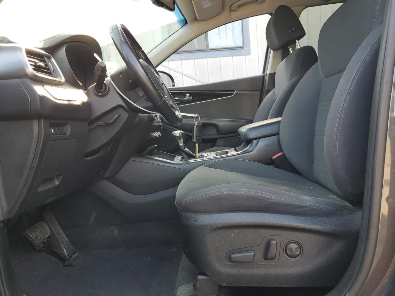2019 Kia Sorento L VIN: 5XYPG4A39KG438149 Lot: 64864975