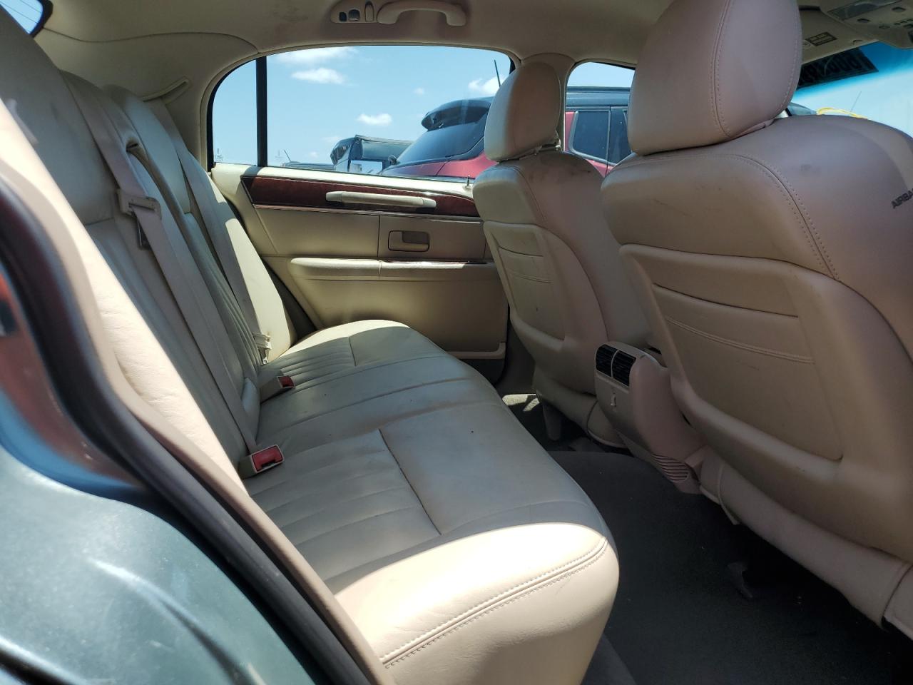 2004 Lincoln Town Car Executive VIN: 1LNHM81W34Y657399 Lot: 84869625