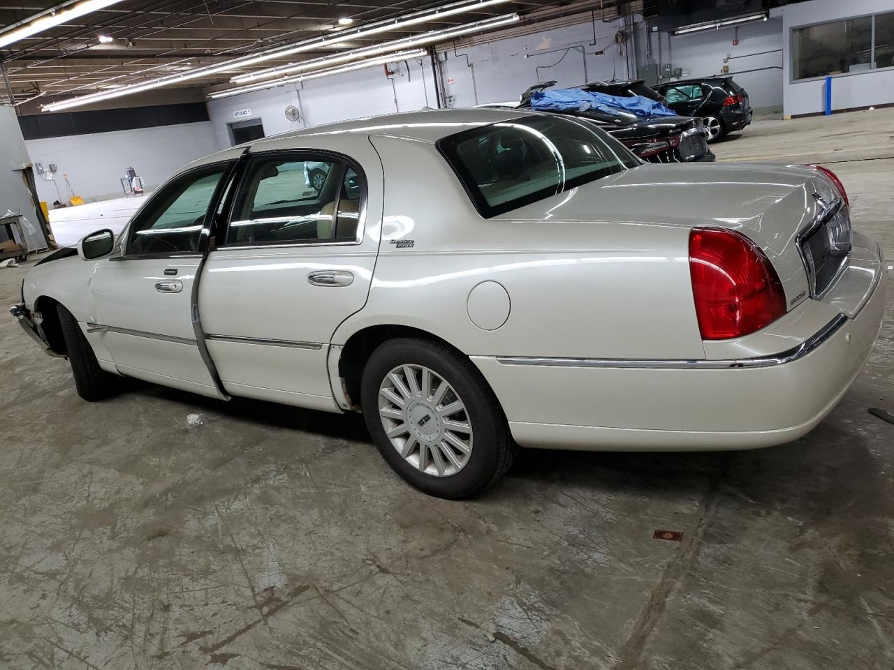 2005 Lincoln Town Car Signature Limited cream null gas 1LNHM82W65Y664539 photo #3