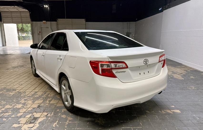 Sedans TOYOTA CAMRY 2012 White