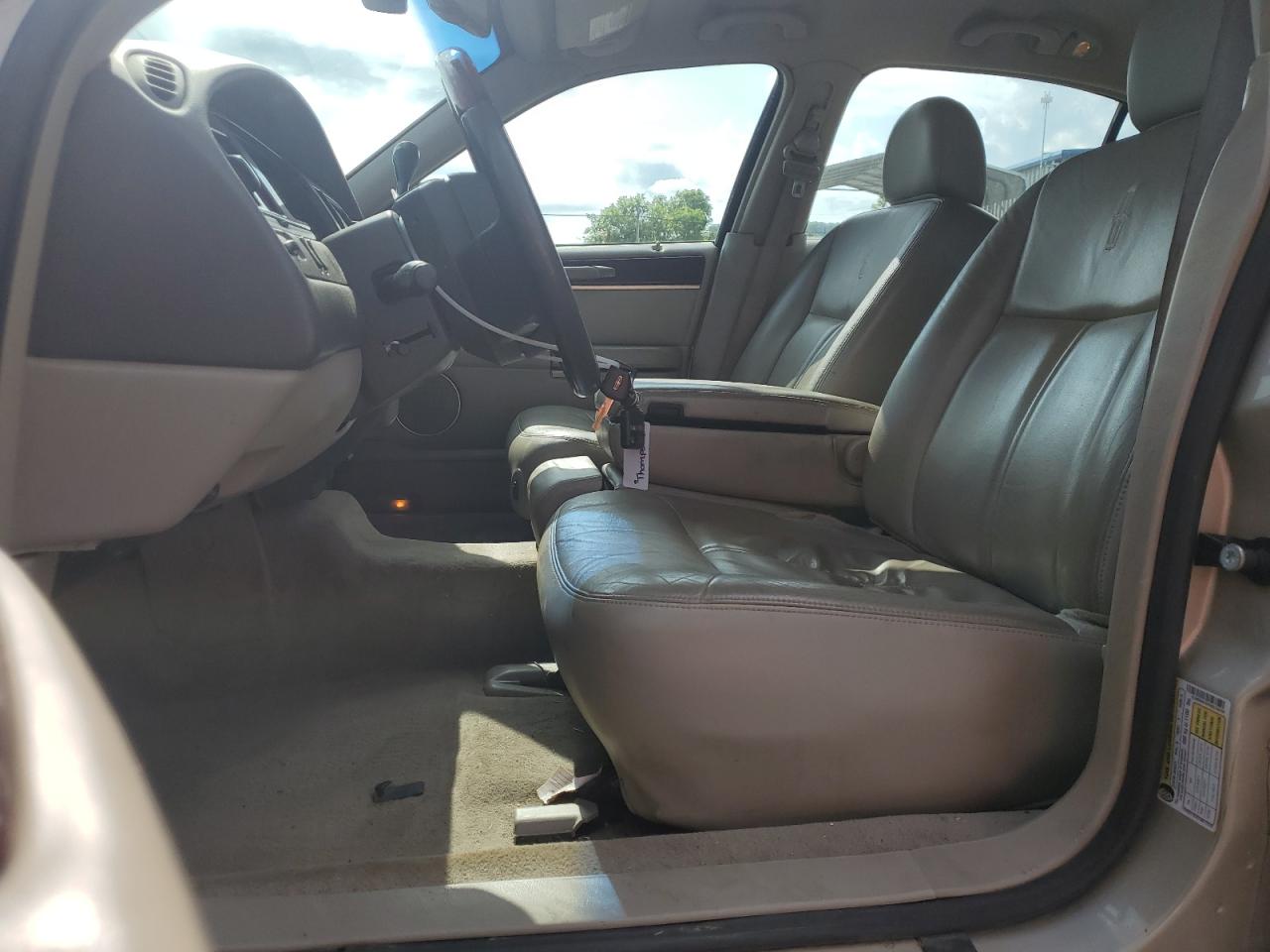 2009 Lincoln Town Car Signature Limited VIN: 2LNHM82V49X635599 Lot: 65336835