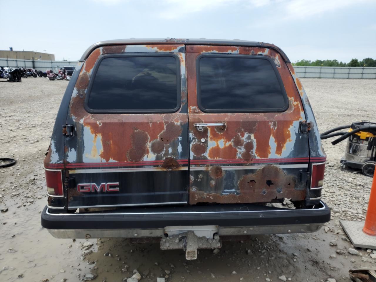 1989 GMC Suburban V15 Conventional VIN: 1GKEV16K7KF522490 Lot: 63555475