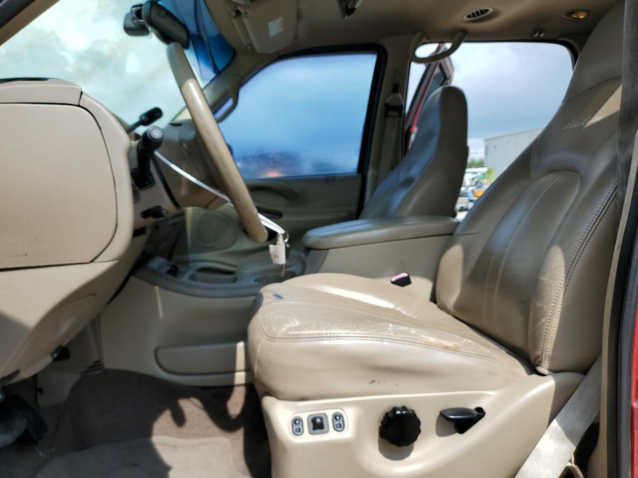 2000 Ford Expedition Eddie Bauer VIN: 1FMRU17L0YLB87828 Lot: 66178425