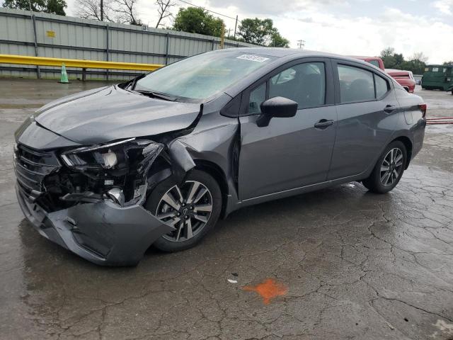 NISSAN VERSA 2024 Szary