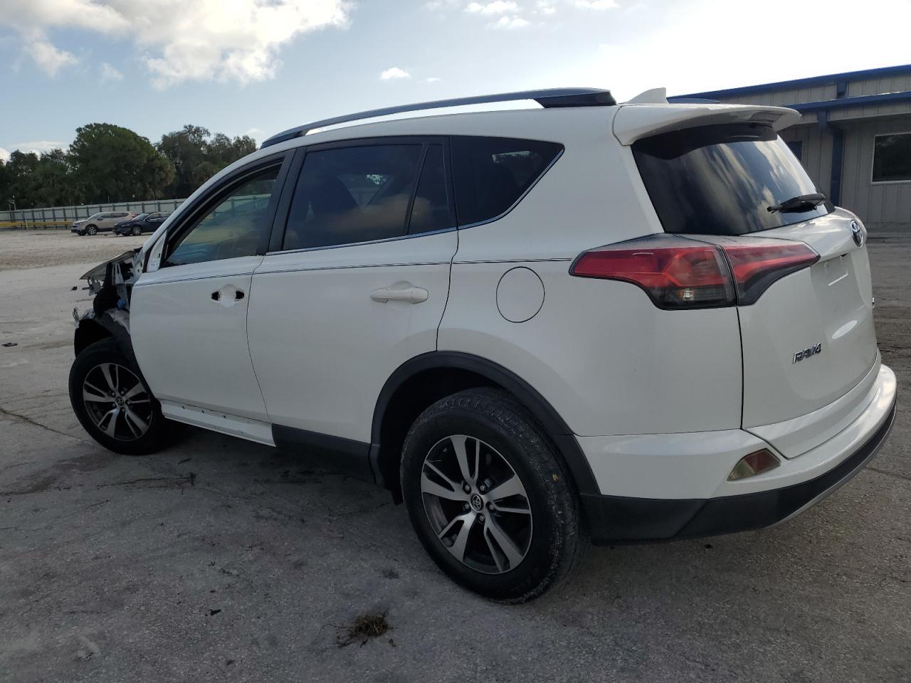 2017 Toyota Rav4 Xle VIN: JTMWFREV6HD096318 Lot: 64978225