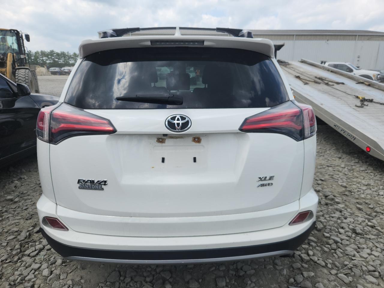 2017 Toyota Rav4 Xle VIN: JTMRFREV6HJ163692 Lot: 64744235
