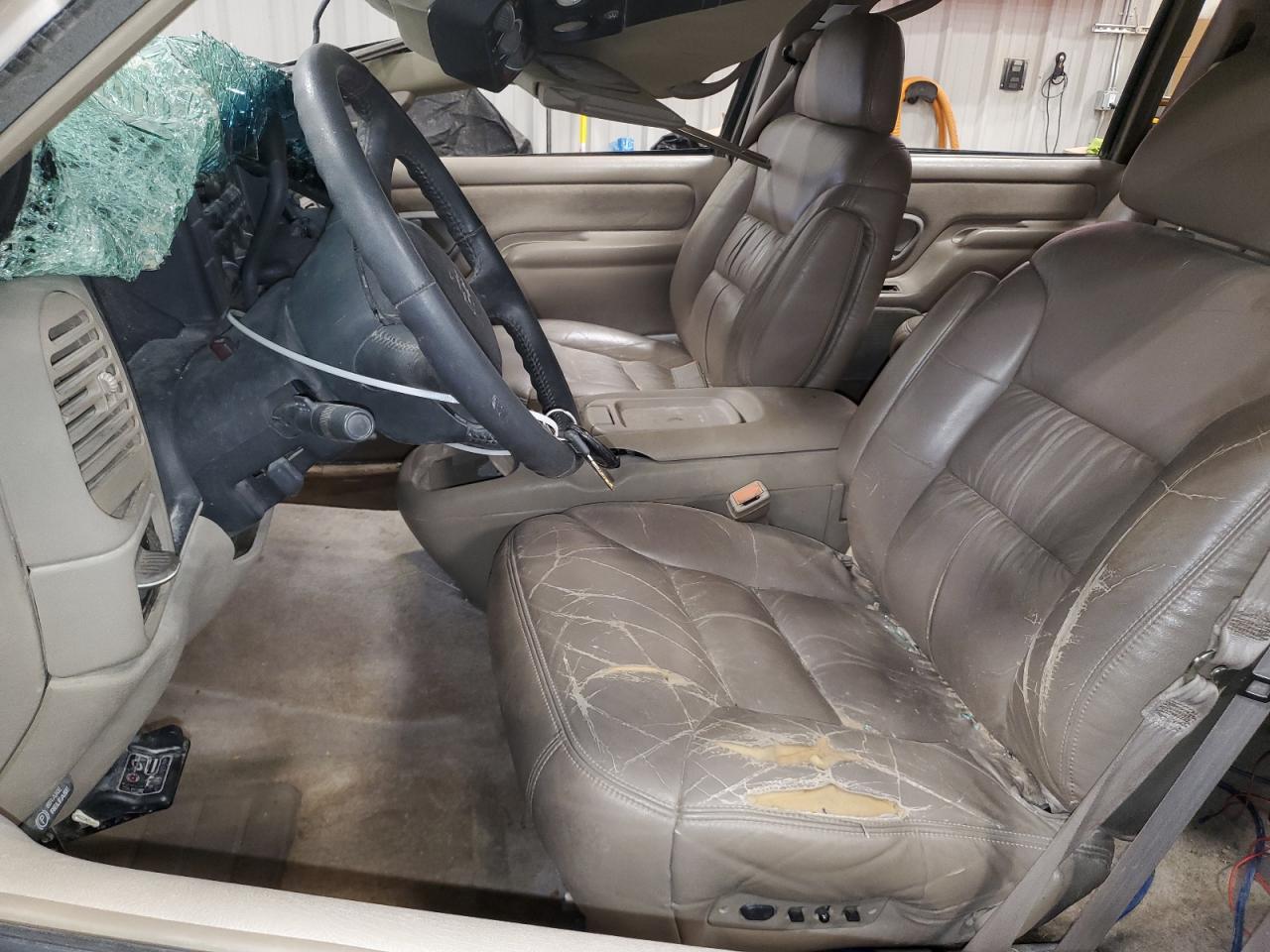 1999 Chevrolet Suburban C1500 VIN: 3GNEC16R7XG215686 Lot: 63932255