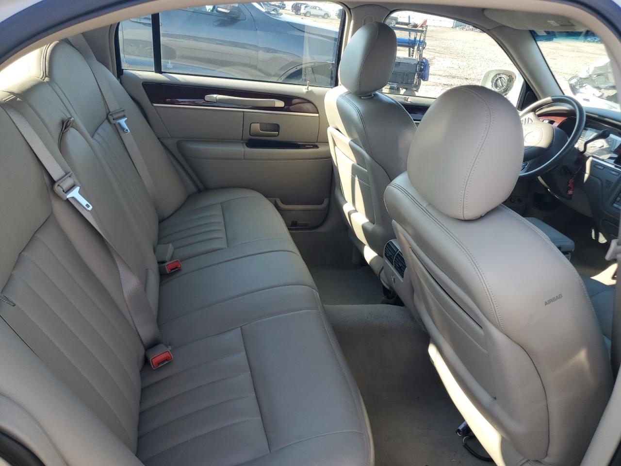 2004 Lincoln Town Car Executive VIN: 1LNHM81W94Y680797 Lot: 64132755