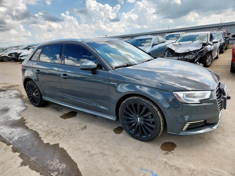 Hatchbacks AUDI A3 2017 Szary