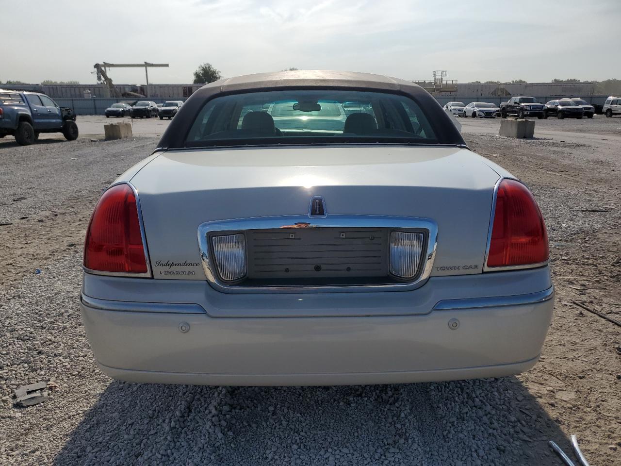 2005 Lincoln Town Car Signature Limited VIN: 1LNHM82W95Y664468 Lot: 64759265