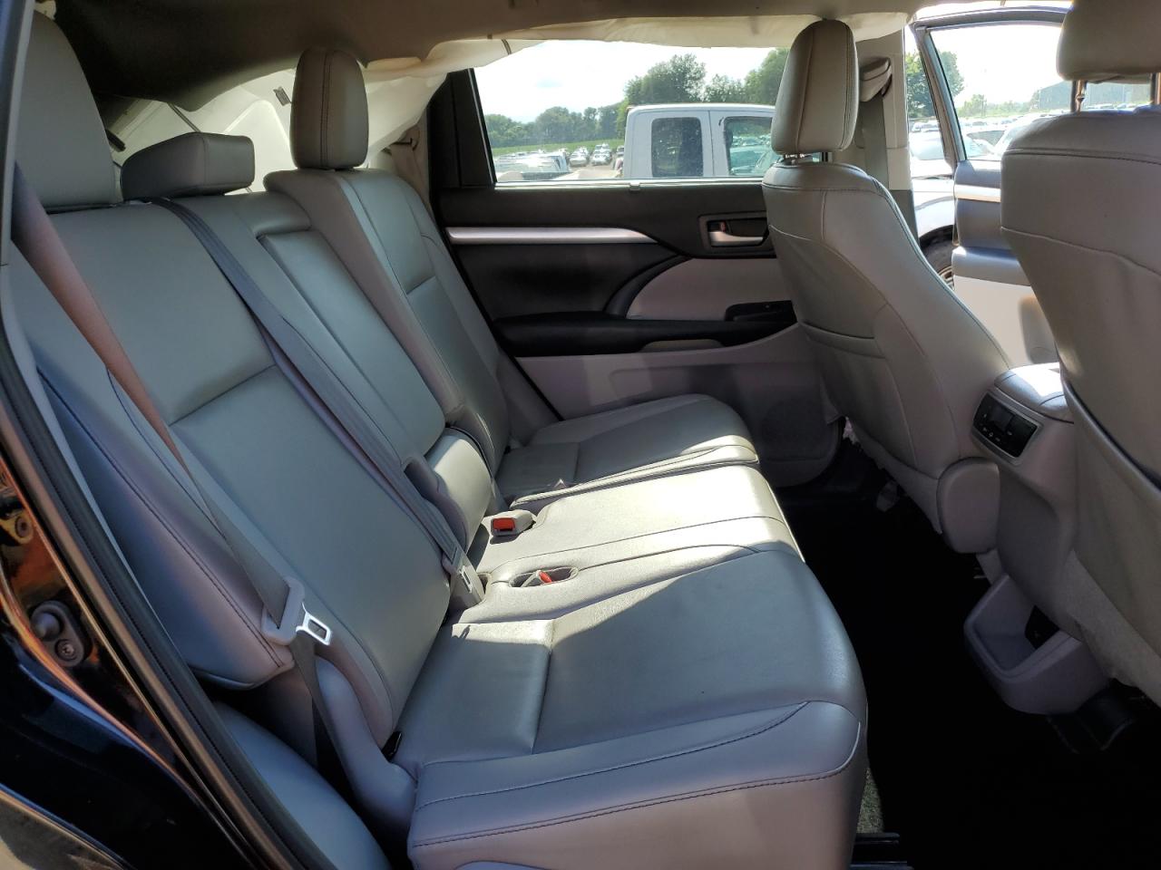 2019 Toyota Highlander Se VIN: 5TDKZRFH8KS332493 Lot: 64374735