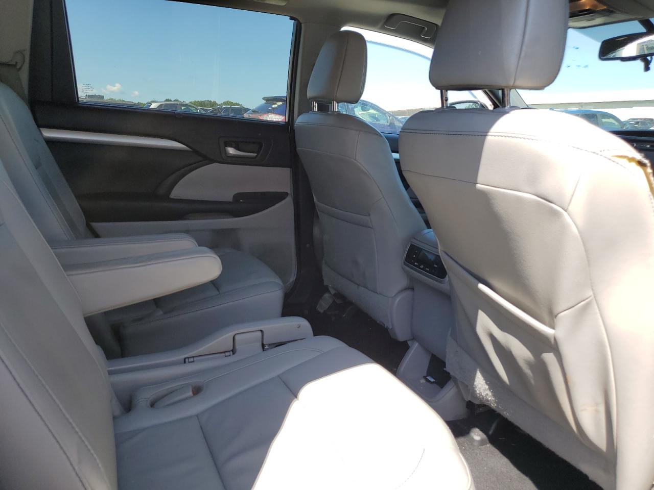 2016 Toyota Highlander Xle VIN: 5TDJKRFH6GS332970 Lot: 64625005