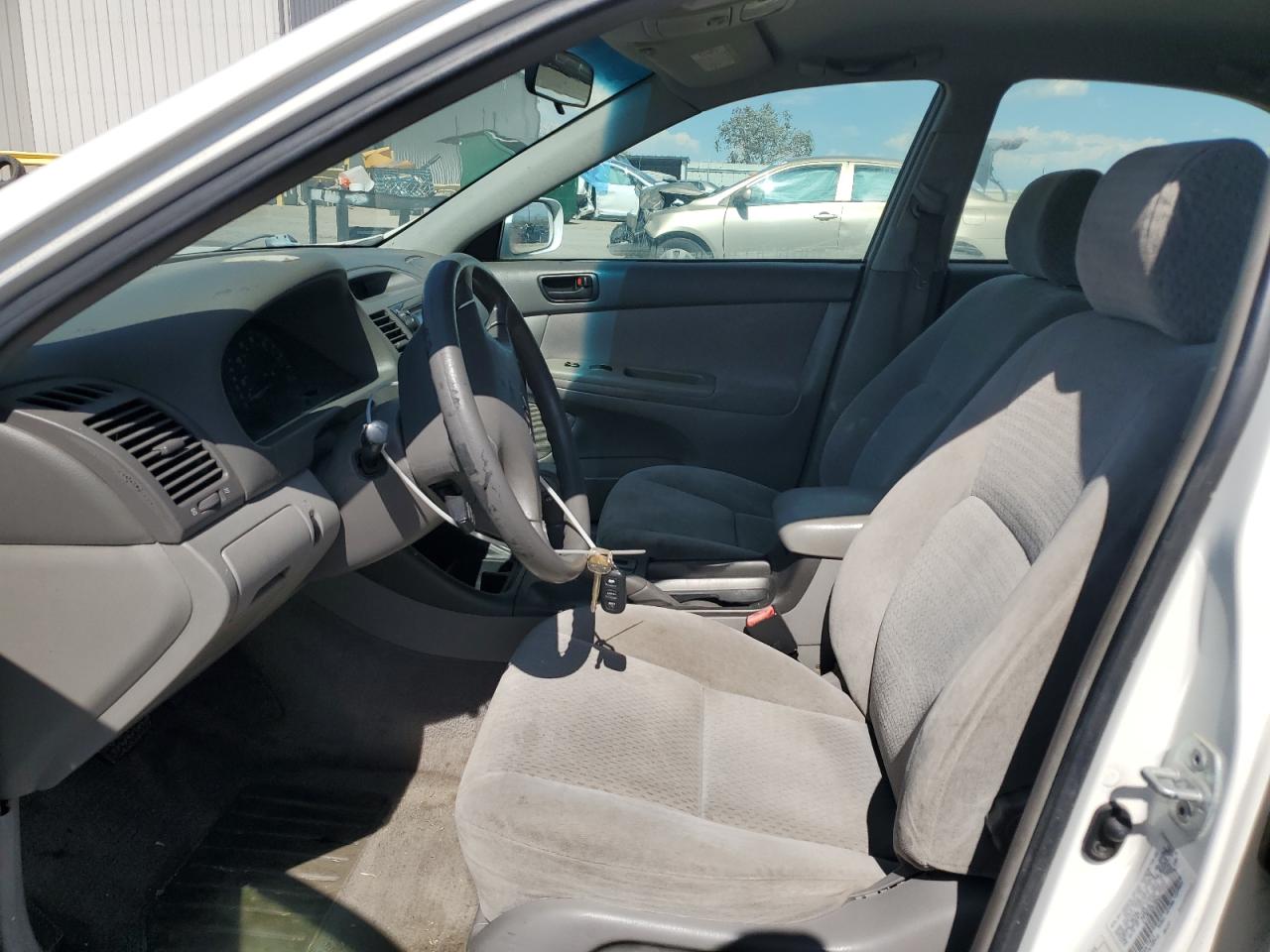 2002 Toyota Camry Le VIN: 4T1BE32K32U037609 Lot: 70703095