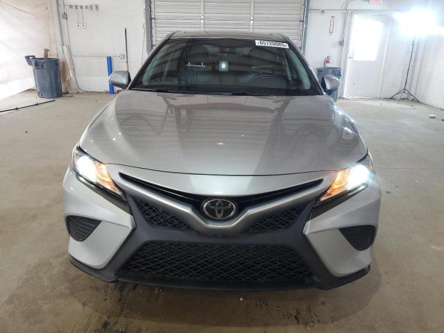  TOYOTA CAMRY 2018 Srebrny
