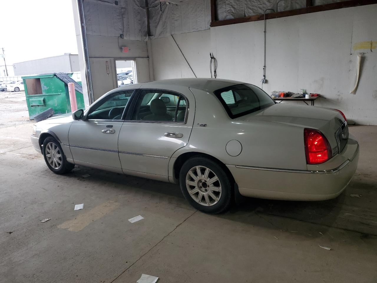 2006 Lincoln Town Car Signature Limited cream sedan flexible 1LNHM82VX6Y647333 photo #3