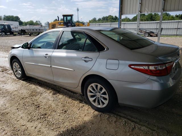 Sedans TOYOTA CAMRY 2017 Srebrny