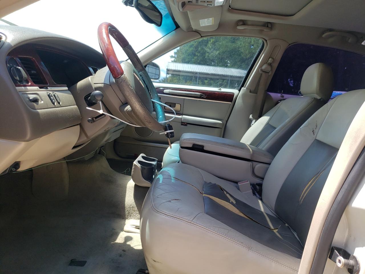 2005 Lincoln Town Car Signature Limited VIN: 1LNHM82W75Y664307 Lot: 64132375