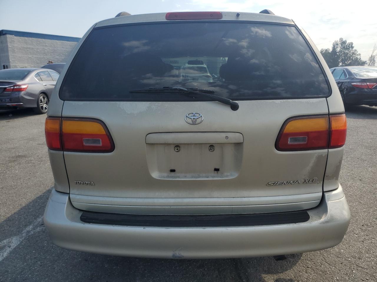 2000 Toyota Sienna Le VIN: 4T3ZF13C7YU188122 Lot: 65561765