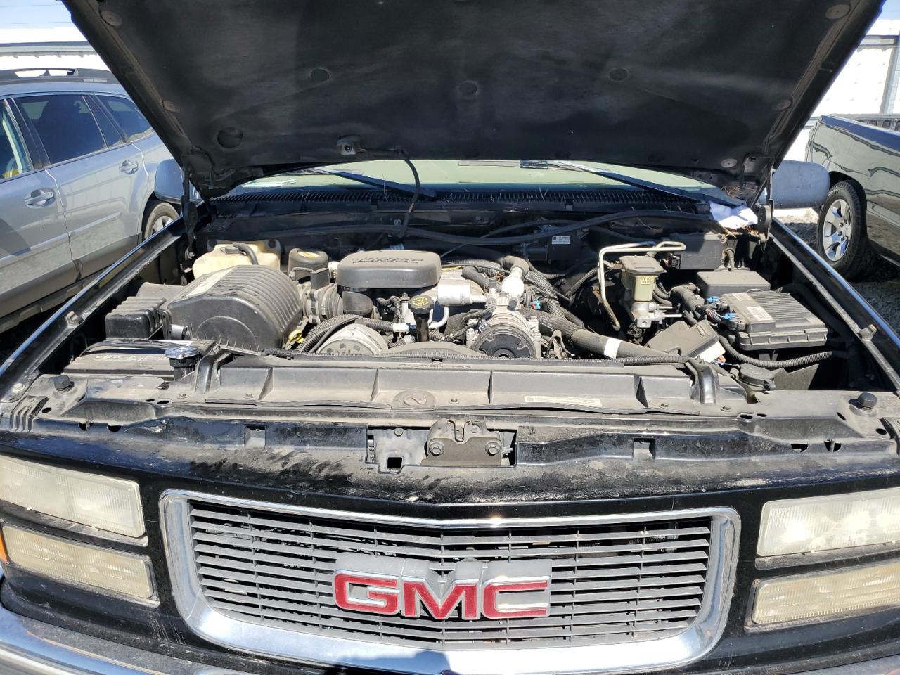 1999 GMC Suburban K2500 VIN: 3GKGK26J7XG520047 Lot: 65038305