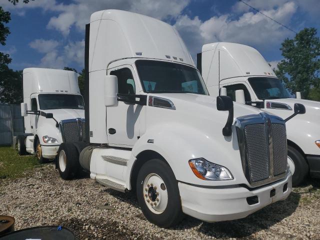 2015 Kenworth T680 Semi Truck