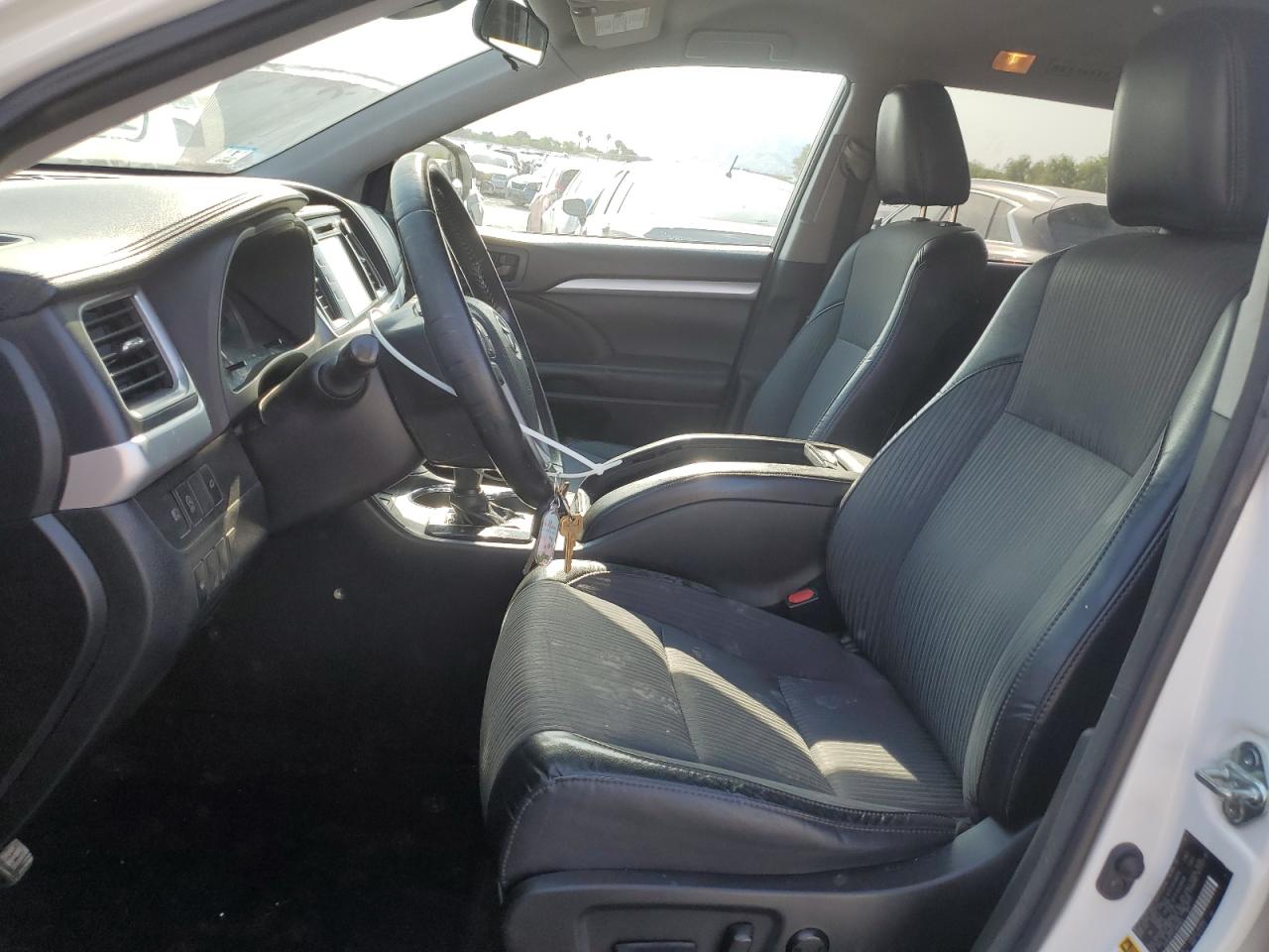 2018 Toyota Highlander Le VIN: 5TDBZRFH1JS889924 Lot: 64133855