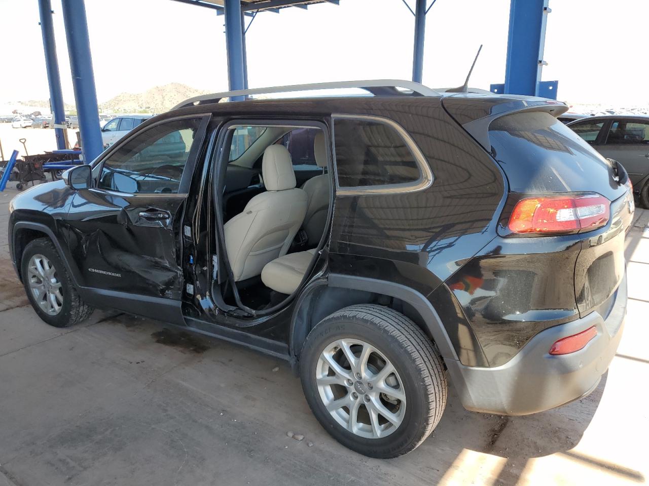 2017 Jeep Cherokee Latitude VIN: 1C4PJLCB4HW667477 Lot: 63696815