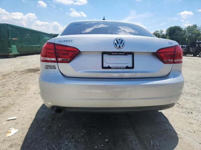 Sedans VOLKSWAGEN PASSAT 2014 Srebrny