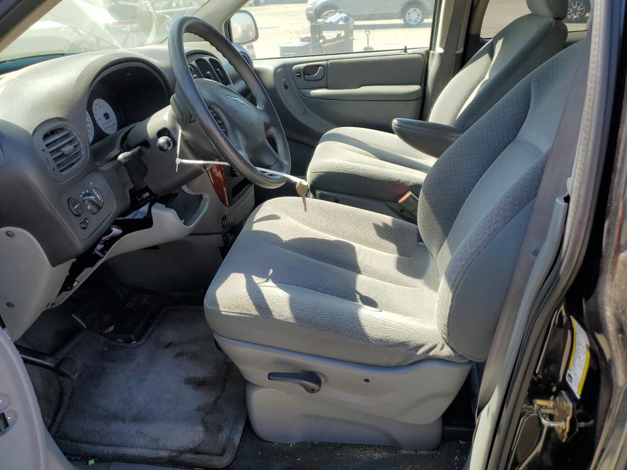 2005 Chrysler Town & Country Lx VIN: 2C4GP44RX5R502120 Lot: 65573975