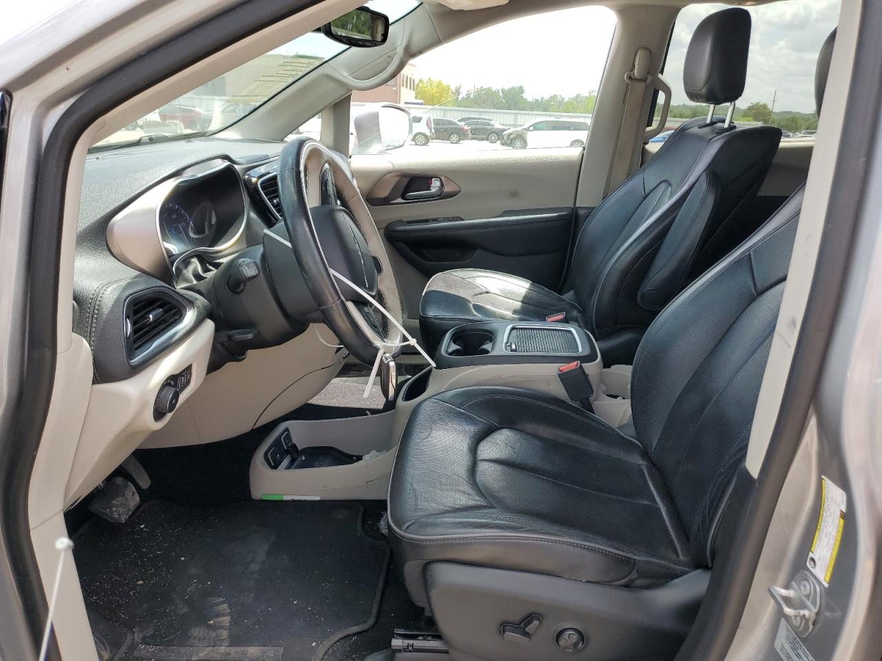 2017 Chrysler Pacifica Limited VIN: 2C4RC1GG7HR811948 Lot: 65092985