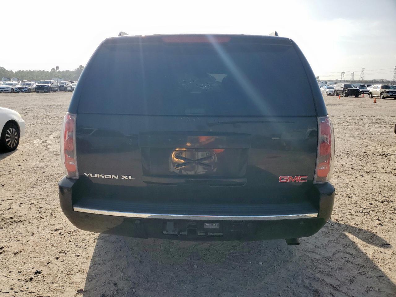 2013 GMC Yukon Xl Denali VIN: 1GKS1MEF2DR359821 Lot: 64888605
