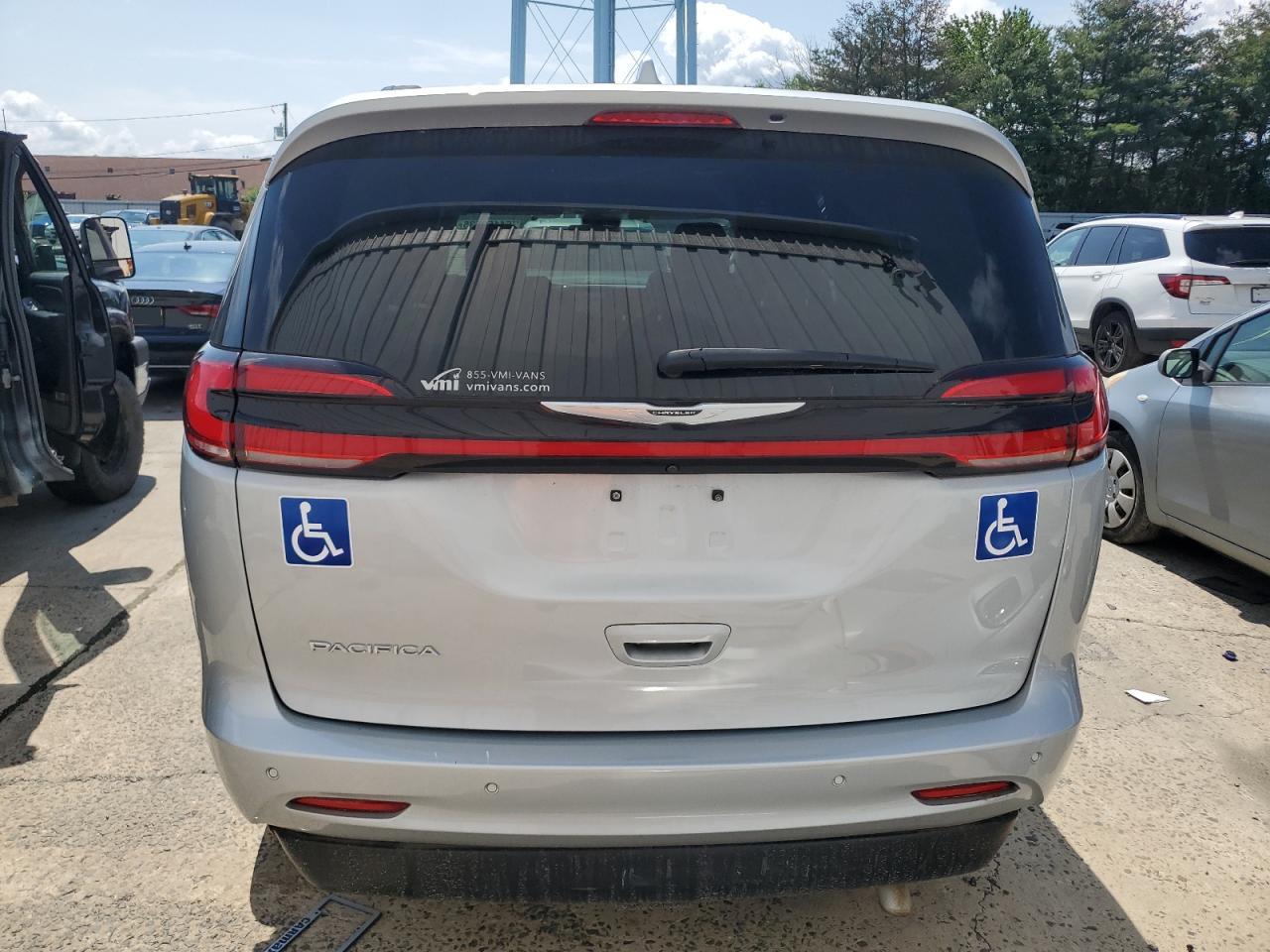 2022 Chrysler Pacifica Touring L VIN: 2C4RC1BG6NR155857 Lot: 64169535