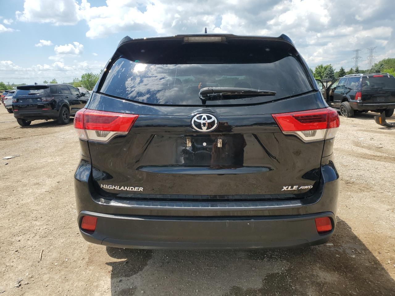 2018 Toyota Highlander Se VIN: 5TDJZRFH1JS863528 Lot: 64126405