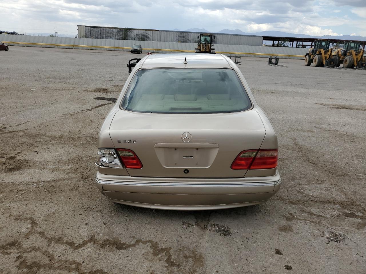2000 Mercedes-Benz E 320 VIN: WDBJF65J3YB123538 Lot: 63645385