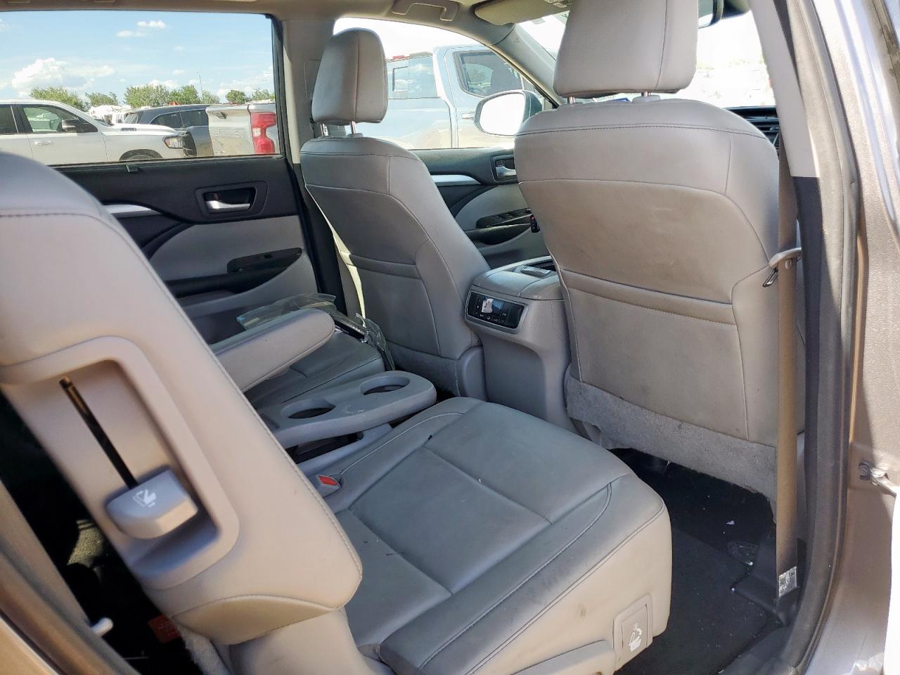 2017 Toyota Highlander Se VIN: 5TDKZRFH0HS525679 Lot: 64202455