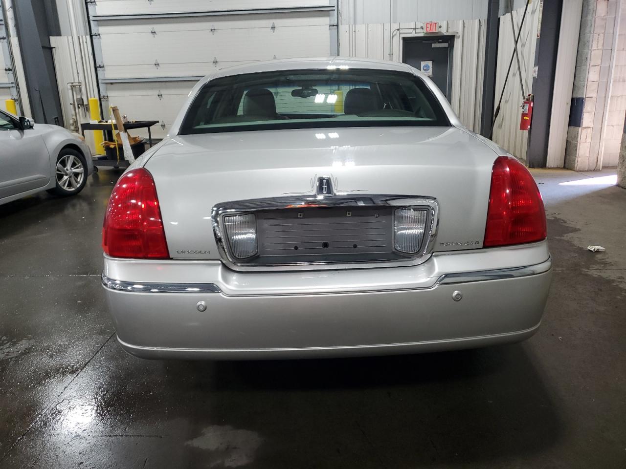 2003 Lincoln Town Car Signature VIN: 1LNHM82W63Y641033 Lot: 63857165
