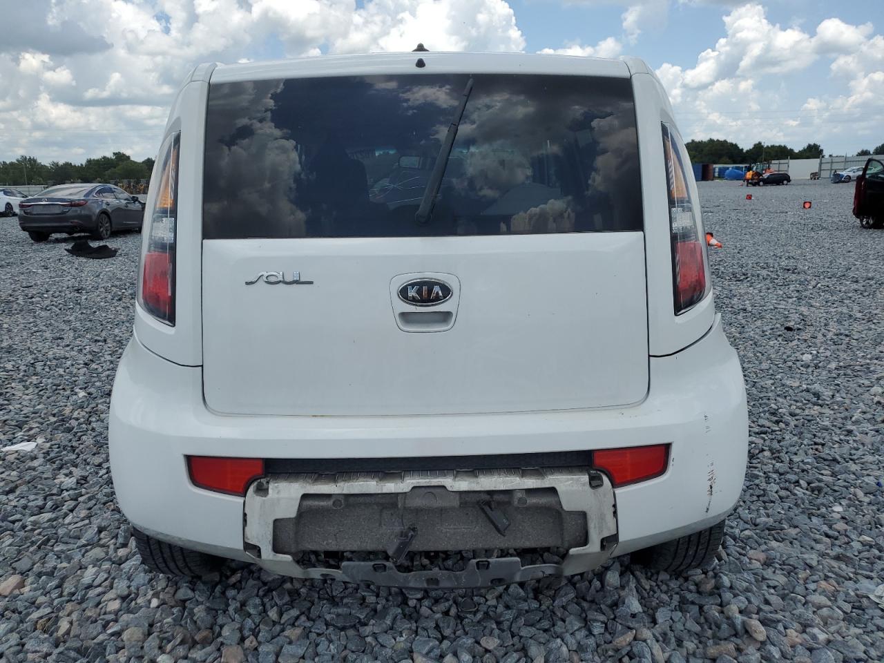 2011 Kia Soul + VIN: KNDJT2A2XB7330083 Lot: 62761245