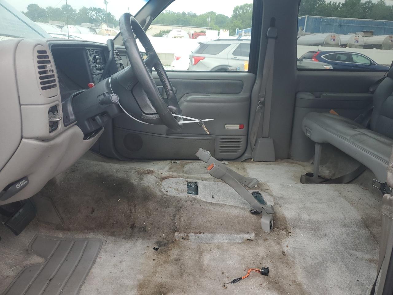 1997 GMC Yukon VIN: 3GKEK18R8VG517983 Lot: 64001275